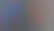 Netzwerkausrüstungsrack mit mehreren Geräten, ausgestattet mit verschiedenen farbigen Kabeln, die mit den Einheiten verbunden sind.