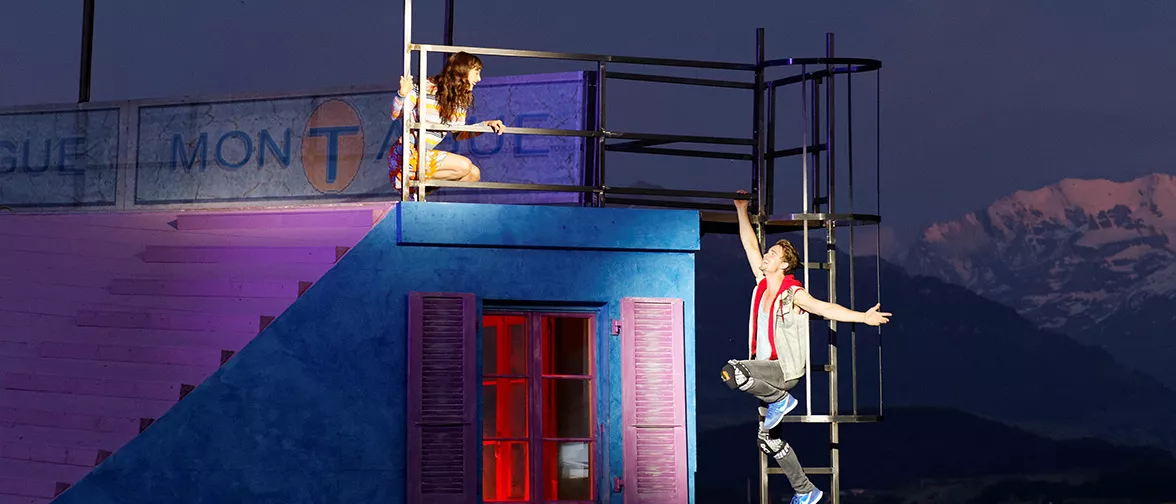 A festival of musicals praises a point source performance. | d&b audiotechnik