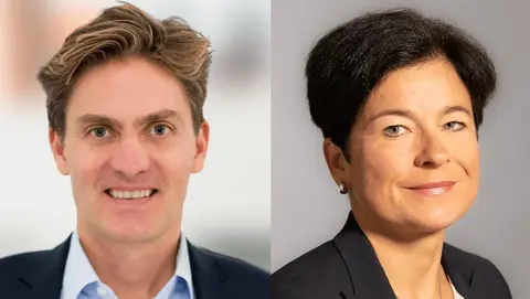 Zwei Fachleute werden nebeneinander gezeigt, einer mit hellbraunen Haaren und einem blauen Anzug, der andere mit kurzen schwarzen Haaren und einem dunklen Blazer.