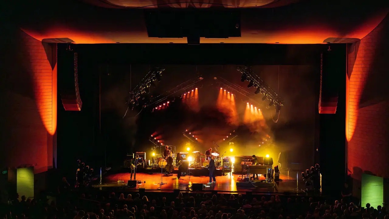 2025 年，Jason Isbell 在佛罗里达州克利尔沃特的 Ruth Eckerd Hall 现场演出