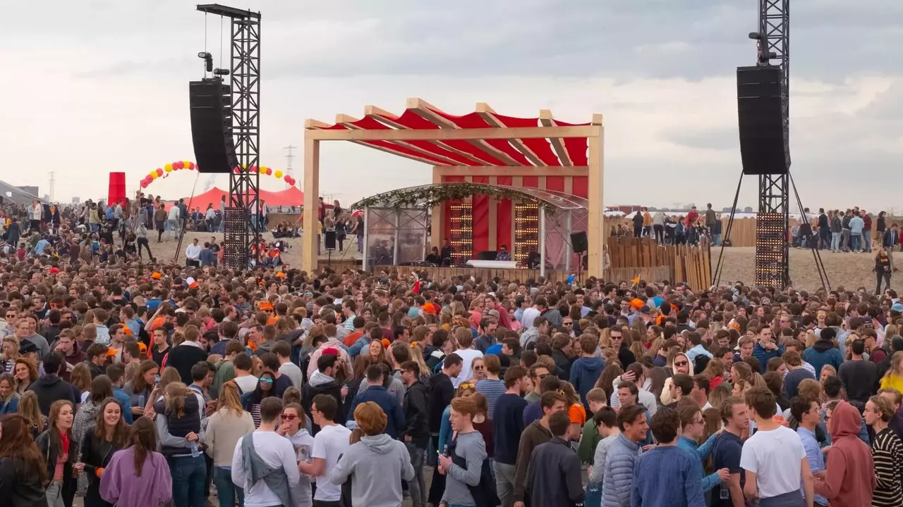 d&b GSL dances with DJ's while the neighbours nap at the Oranjebloesem Festival