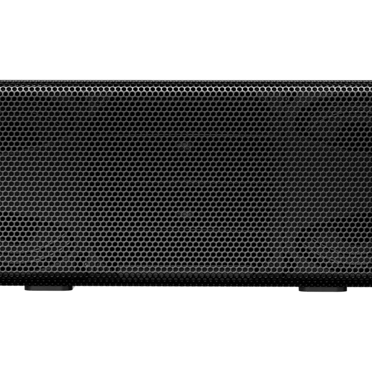 Schwarzer tragbarer Lautsprecher mit einem perforierten Metallgitter-Design, geeignet für die Audio-Wiedergabe unterwegs.