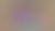 Eine Bühne mit einem Darsteller vor einem Orchester, ausgestattet mit bunten Vorhängen und Bühnenbeleuchtung, während einer musikalischen Aufführung.