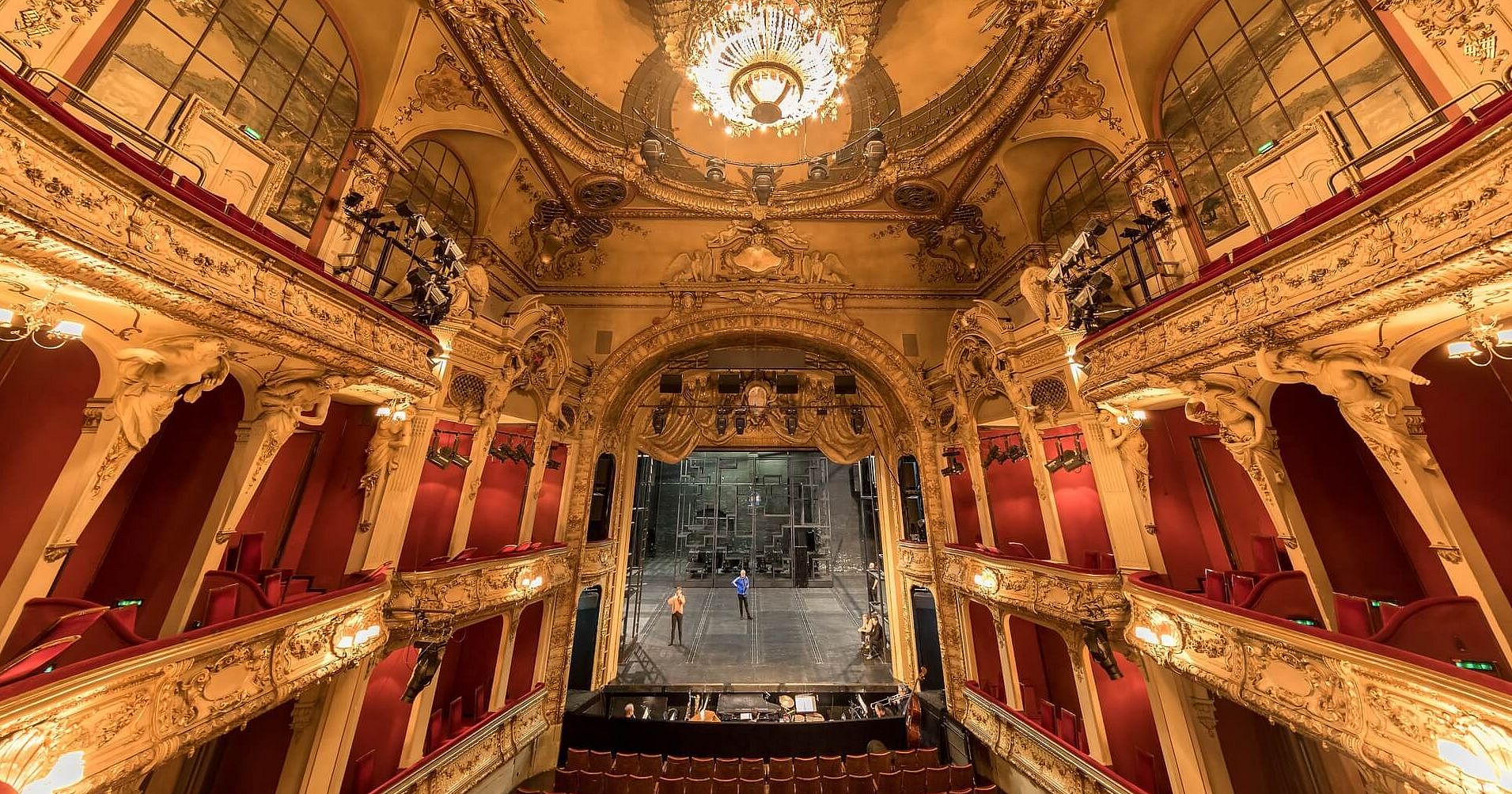 d&b Soundscape elevates the Berliner Ensemble for Threepenny d&b Soundscape elevates the Berliner Ensemble for Threepenny