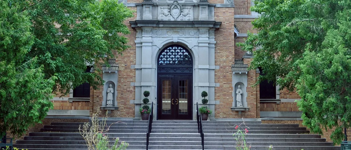 Coloured d&b columns at Carondelet chapel.